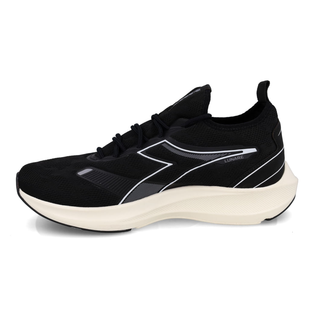 Tênis Diadora Lunare unissex preto em ângulo lateral mostrando detalhes do solado